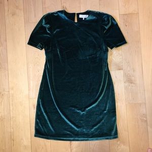 ⭐️Vaca Soon Sale⭐️ WAYF Velvet Midi Dress